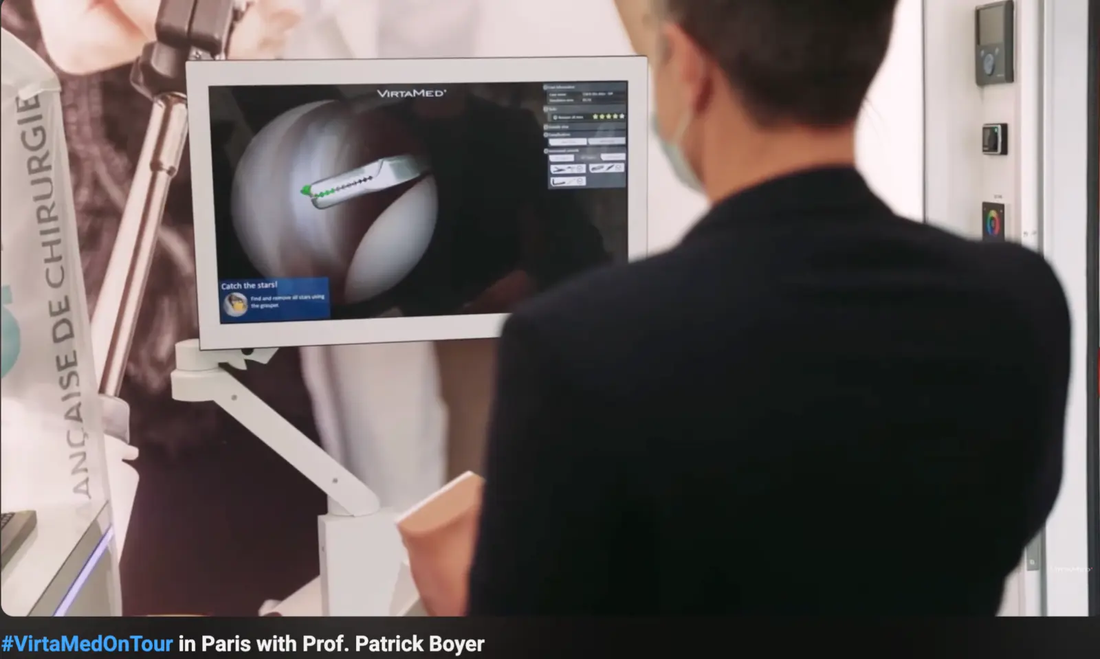 Le Pr Patrick Boyer lors d’une session d’enseignement sur simulateur chirurgical