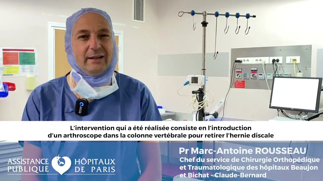 Le Pr Marc-Antoine Rousseau présentant une intervention de chirurgie du rachis